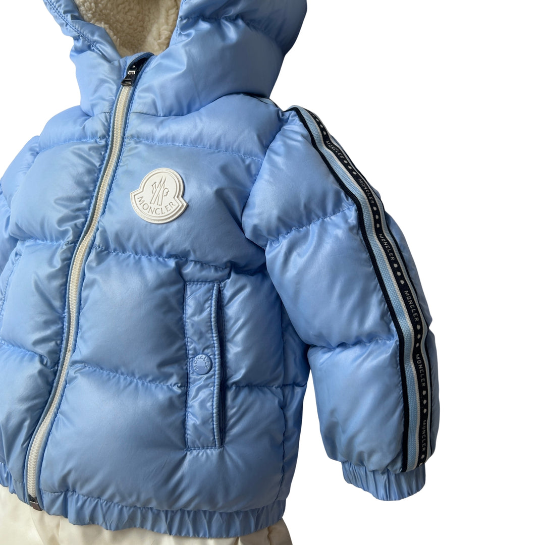MONCLER SCAMANDRE DOWN JACKET &amp; SALOPETTE SET – BLUE / IVORY – 9–12 MONTHS