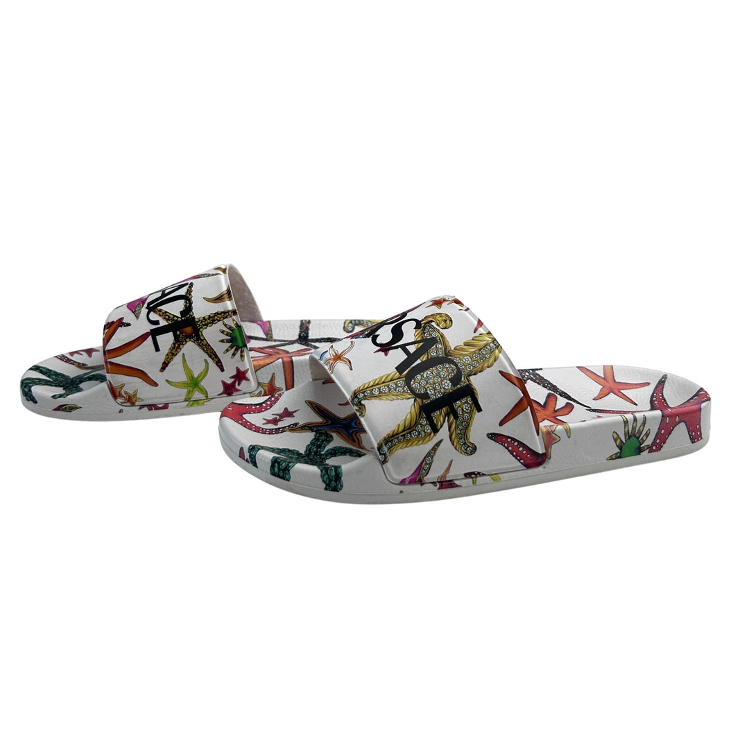 VERSACE BAROQUE PRINT SLIDES – WHITE/MULTI – SIZE 32