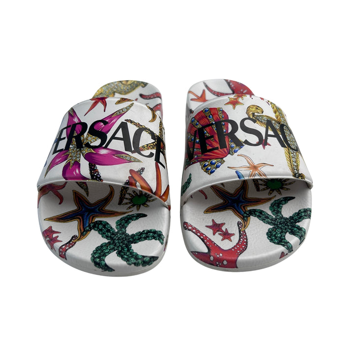 VERSACE BAROQUE PRINT SLIDES – WHITE/MULTI – SIZE 32