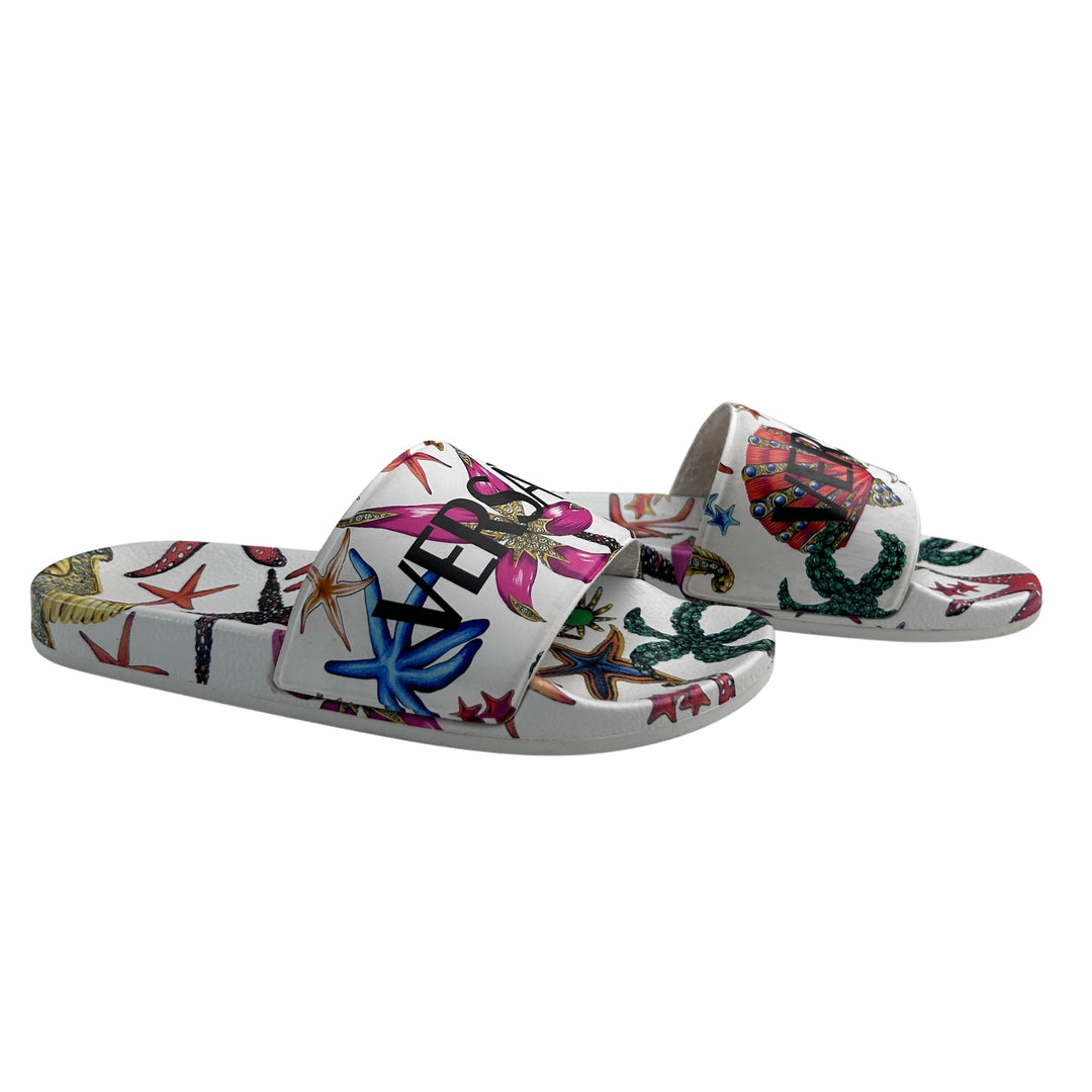 VERSACE BAROQUE PRINT SLIDES – WHITE/MULTI – SIZE 32